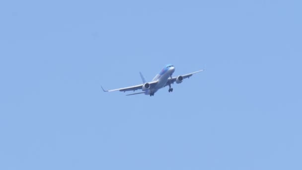15 mei 2019 eiland Rhodos grote passagier TUI vliegtuig vliegen in blauwe lucht — Stockvideo