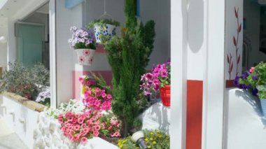 Sokakta geleneksel Akdeniz tarzı çiçek dekorasyonu