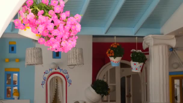Estilo mediterrâneo tradicional flor decoração na rua — Vídeo de Stock
