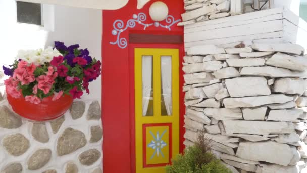 Tradycyjny styl śródziemnomorski kwiat dekoracji na ulicy — Wideo stockowe