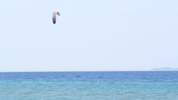 Berrak açık deniz okyanusu rüzgarlı havalarda yaz su sporları — Stok video