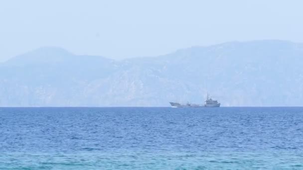 Uknown schip Turkije kust uitzicht vanuit de Griekenland — Stockvideo