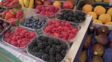 Piyasada satmaya hazır plastik kutularda çilek karışımı, yaban mersini, incir, böğürtlen, çilek, üzüm