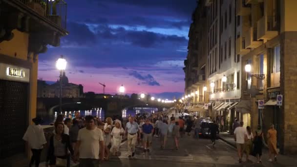 Wieże Florencji w pobliżu słynnego mostu Ponte Vecchio turyści chodzenie 30.07.2019 — Wideo stockowe
