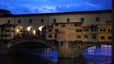 Floransa İtalya'da gece saatlerinde Tarihi Köprü Ponte Vecchio manzara