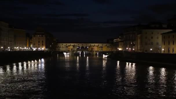 Вид на исторический мост Понте Веккьо во Флоренции Италия ночью — стоковое видео