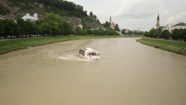 Salzburgs centrum vid sommartid turister på båten med extrem kul — Stockvideo