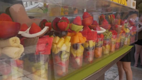 Fresh fruit cocktails on street markets slow motion moving side — Stock Video