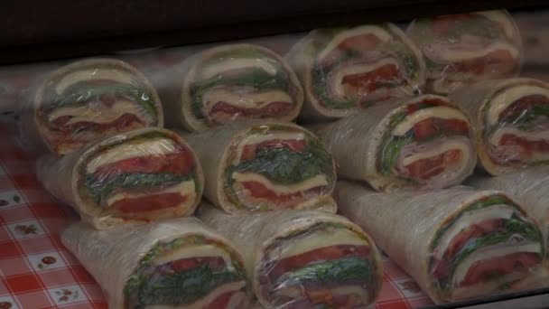 Leckere gesunde Food Wrap Burritos mit appetitlichen Zutaten zeigen - Kamera-Dia-Ove, Nahaufnahme — Stockvideo