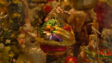 Güzel el chrismas ağaç dekorasyon pencere closeup ile görünümü yaptı