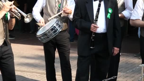 Band playing great music on the street people walking around — Stock Video