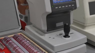 Bir göz muayenesi modern autorefractor bilgisayar kontrollü makine kadın hasta closeup göz. Arka planda gözlük ile optometri kliniğinde tıbbi katılım