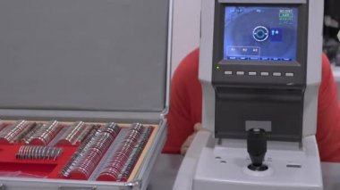 Bir göz muayenesi modern autorefractor bilgisayar kontrollü makine kadın hasta closeup göz. Arka planda gözlük ile optometri kliniğinde tıbbi katılım