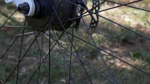 Moderne fiets band met elektrische wiel LED licht en motor op de wazige achtergrond, buiten in de zomerdag — Stockvideo