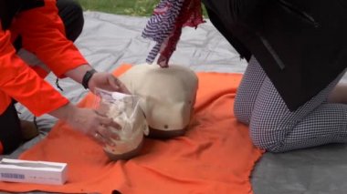 Kukla üzerinde canlandırma tekniği deneyen kadın. İlk yardım reanimasyon, Crp eğitimi, tıp, sağlık ve tıbbi kavram