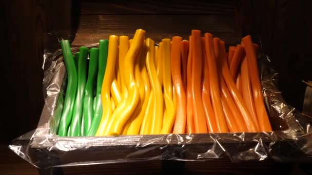Сладкие конфеты желе полосы зеленый желтый оранжевый — стоковое видео