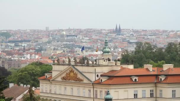 Panorama Pragi w pochmurną pogodę, flagi Niemiec i Unii Europejskiej na dachu — Wideo stockowe