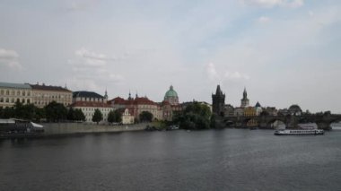 Prag tekneler nehir görünümünde Charle Köprüsü Panorama