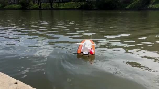 Motorový člun s dětskou hračkou na řece s kachnou — Stock video