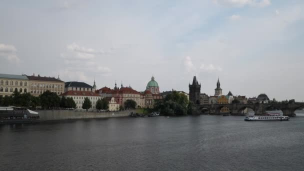 Panorama van de Charle-brug in Praag boten uitzicht op de rivier — Stockvideo