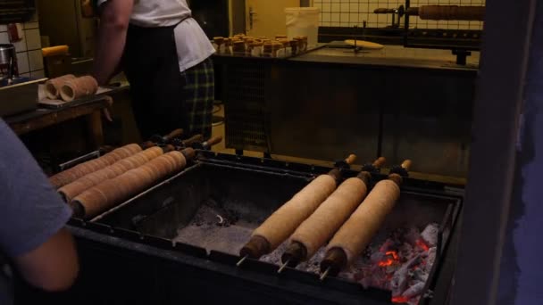Het maken van een traditionele Hongaarse schoorsteen cake kurtosh kalach — Stockvideo