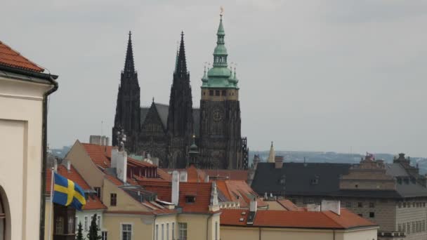 Panorama da cidade de Praga em tempo nublado Embaixada da bandeira da Suécia — Vídeo de Stock