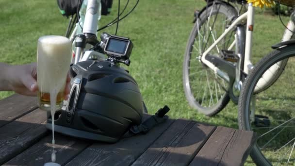 Hora de verão relaxar com bicicletas e câmeras esportivas campo — Vídeo de Stock