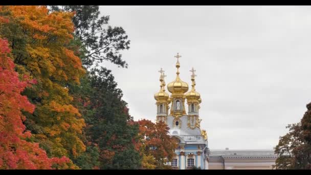 Hermosos colores de otoño en día nublado iglesia rusa en el fondo — Vídeos de Stock