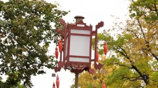 Belles couleurs d'automne vert jaune orange dans le jour nuageux rouge lanterne chinoise — Video