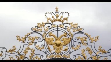 Çift başlı kartal. Rus İmparatorluğu 'nun sembolü. Lüks altın çit.