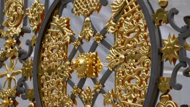 Роскошные золотые ворота закрывают замедленную съемку — стоковое видео
