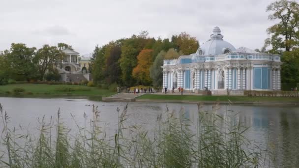 Herbstlicher Park in Zarskoje Selo Katharinenpalast in Puschkin, Russland September 2019 — Stockvideo