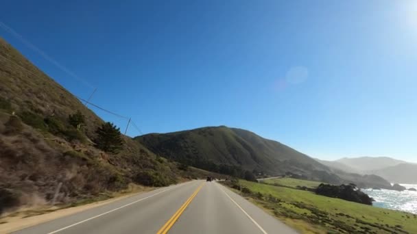 Conducir en Big Sur California Cabrillo Highway 1 coast road, pov south arch bridge — Vídeo de stock