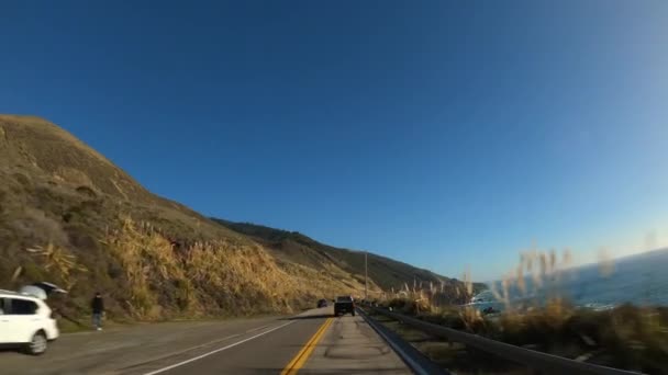 Jazda w Big Sur California Cabrillo Highway 1 wybrzeża drogowego, punkt południowej czarny samochód z przodu — Wideo stockowe