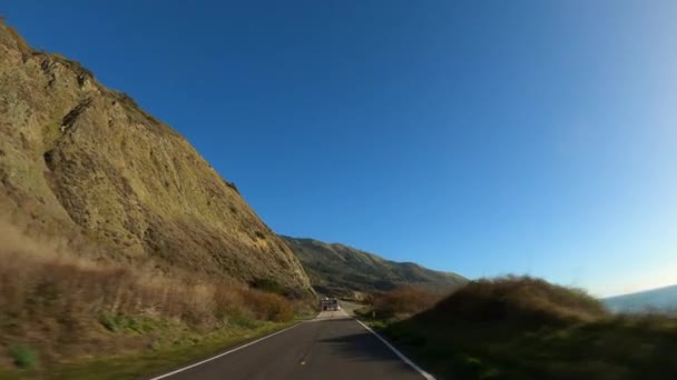 Οδήγηση σε Big Sur Καλιφόρνια Cabrillo Highway 1 παραλιακό δρόμο, pov νότια — Αρχείο Βίντεο