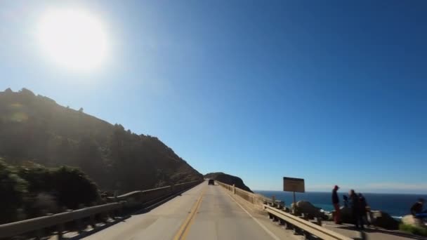 Condução em Big Sur Califórnia Cabrillo Highway 1 estrada costeira, pov south, Rocky Creek bridge — Vídeo de Stock