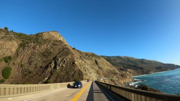 Condução em Big Sur ponte Califórnia Cabrillo Highway 1 estrada costeira, pontos de vista sul — Vídeo de Stock