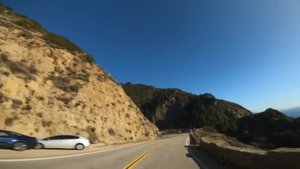 Upptagen dag full av bilar i Big Sur Kalifornien Cabrillo Highway 1 kust väg, pov söder — Stockvideo