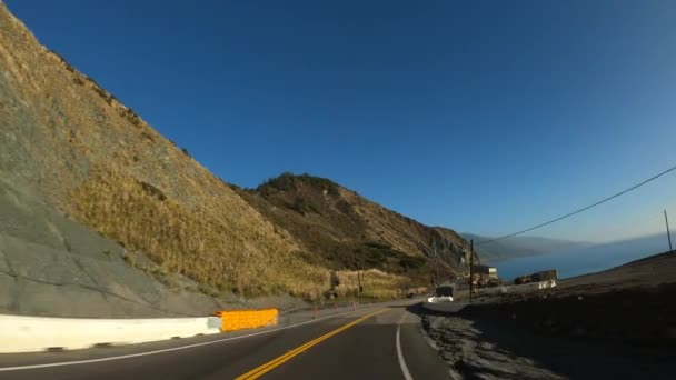 Körning i Big Sur Kalifornien Cabrillo Highway 1 kust väg, pov södra tunneln — Stockvideo