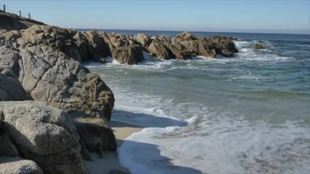 Waves crashing along shoreline in Northern California at Big Sur Monterey area during tide — Stock Video