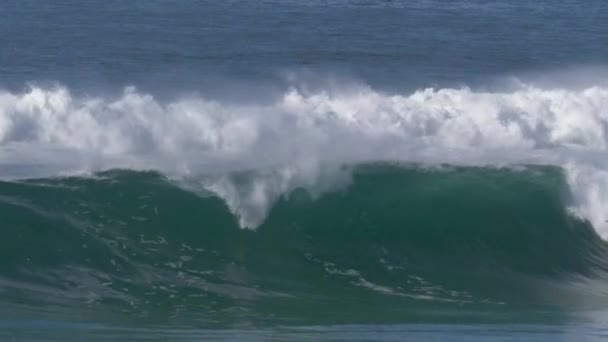 Ogromne fale burzowe rozbijają się wzdłuż linii brzegowej w północnej Kalifornii w Big Sur Monterey Carmel nad morzem podczas fali falującej surfer wewnątrz — Wideo stockowe