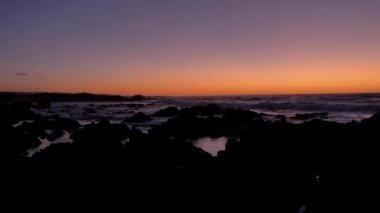 Yavaş çekim Sunset Dalgaları Kuzey Kaliforniya 'da dalgalar sırasında Big Sur Monterey bölgesinde kıyı şeridi boyunca çarpışıyor.