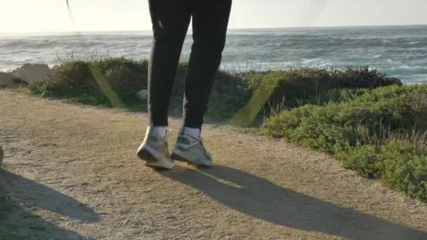 Heren benen slow motion close-up Skipping training aan de Stille Oceaan met prachtige golven op zonnige dag uit te werken is gezonde fitness lichaam — Stockvideo