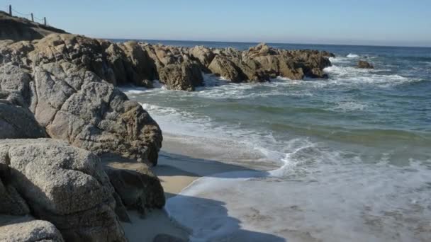 밀물 이 부는 동안 북부 캘리포니아의 빅서 몬테레이 (Big Sur Monterey) 해안을 따라 천천히 움직 이는 파도가 부서지다 — 비디오