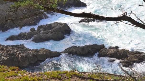 Majestätische Wellen an der Küste von Big Sur krachen auf die Klippen am kalifornischen Highway 1 — Stockvideo
