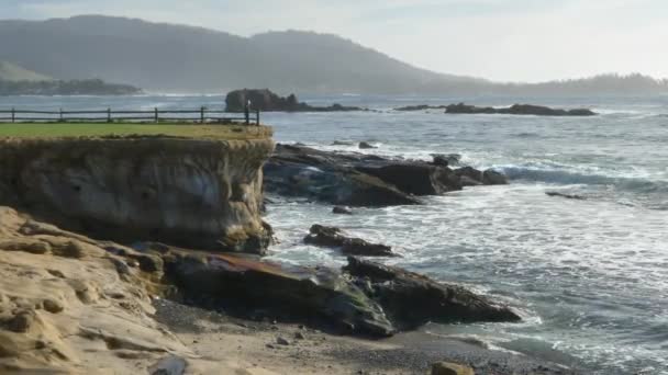Majestic Big Sur κύματα ακτογραμμής συντρίβεται στα βράχια γκρεμό στην Californias Highway 1 γραφική κίνηση — Αρχείο Βίντεο