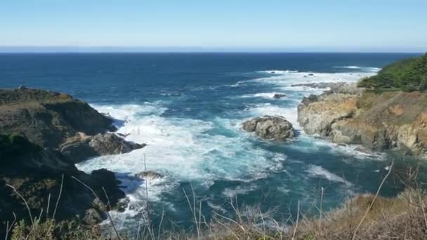Majestuosas olas de la costa de Big Sur se estrellan en las rocas del acantilado en la autopista 1 de Californias — Vídeos de Stock