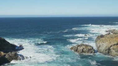 Majestic Big Sur kıyı şeridi dalgaları California Otoyolu 1 'deki kayalıklara çarpıyor.