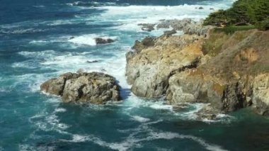 Majestic Big Sur kıyı şeridi dalgaları California Otoyolu 1 'deki kayalıklara çarpıyor.