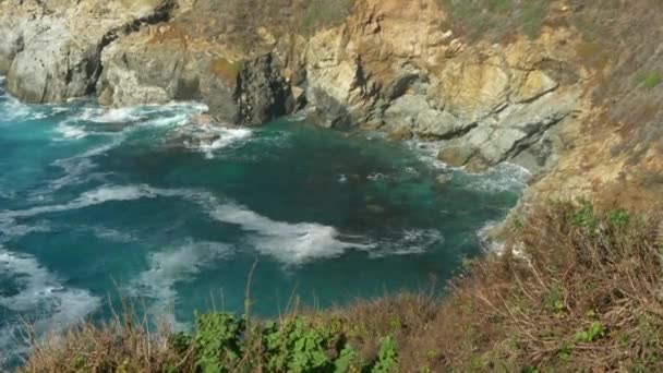 Majestätisk Big Sur kust vågor kraschar på klippan stenar på Californias Highway 1 natursköna enhet — Stockvideo
